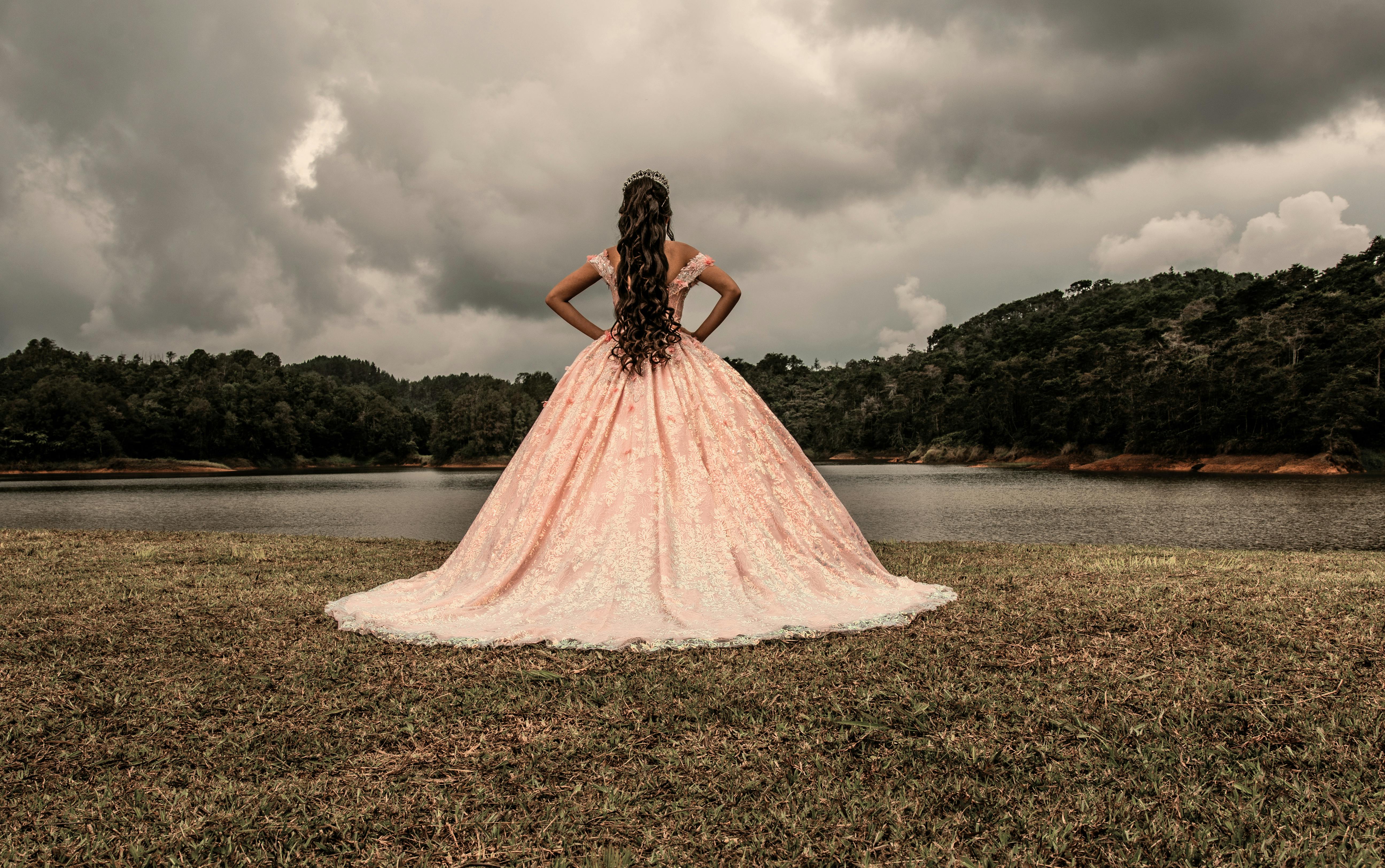 Quinceañera hispana americanizada — el híbrido cultural en celebración