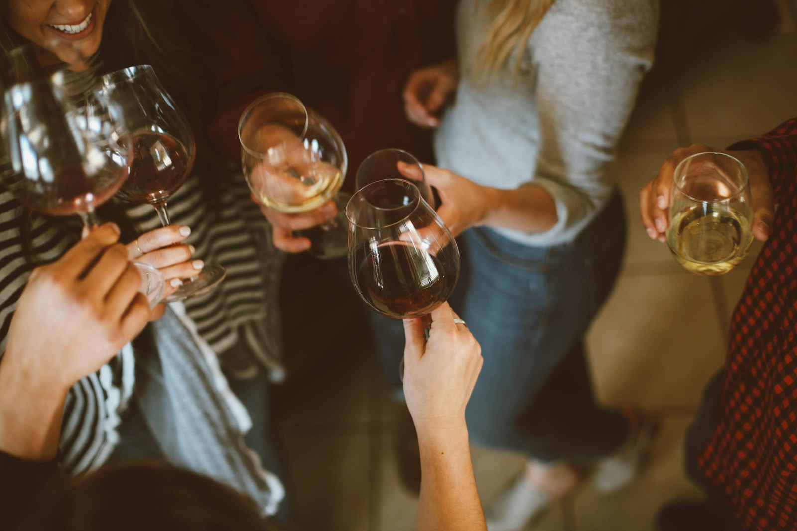 Amigos brindando con copas — la celebración hacia la que toda la planificación está trabajando