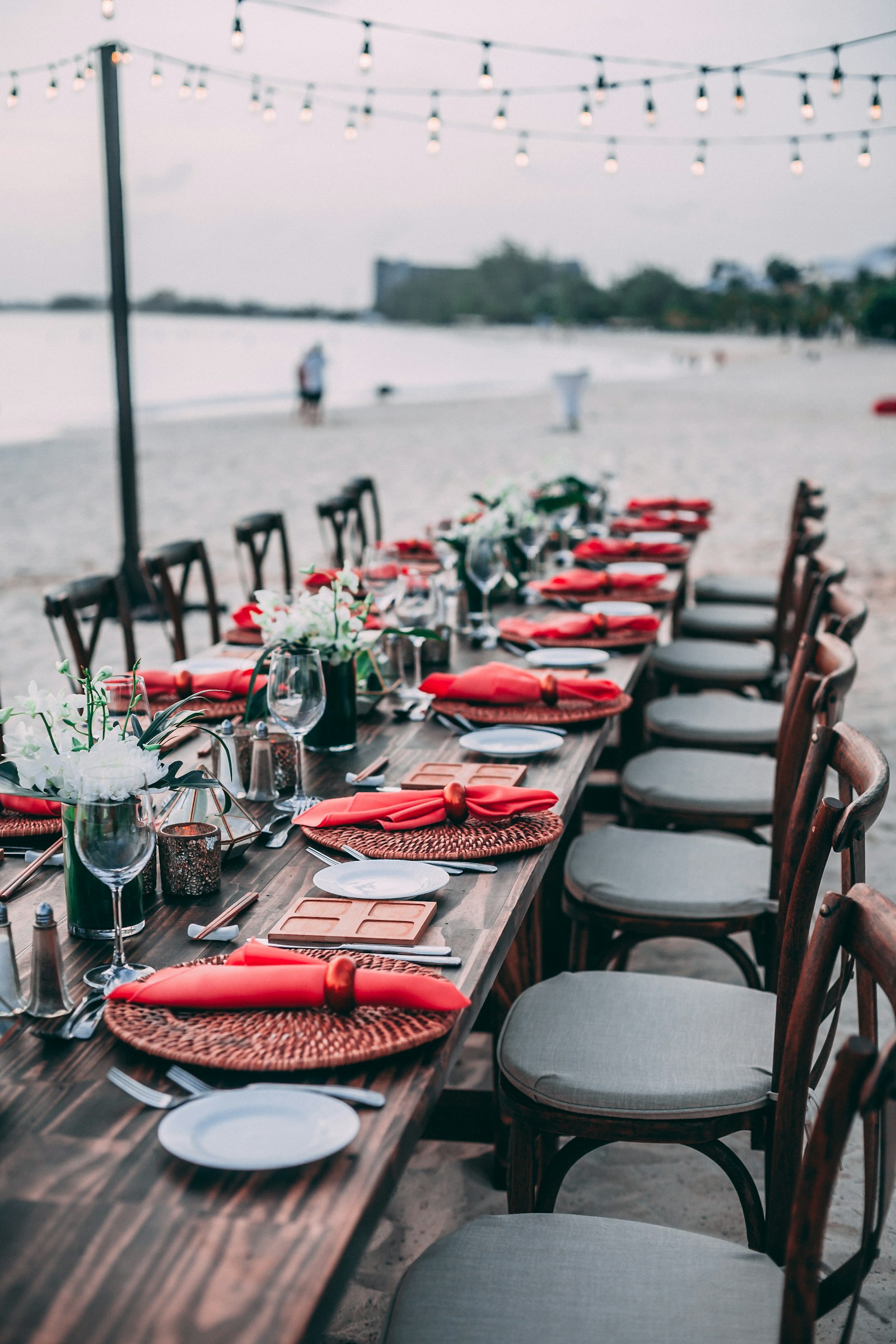 Una mesa larga preparada para una celebración al aire libre — hacia lo que todas las decisiones de planificación están trabajando